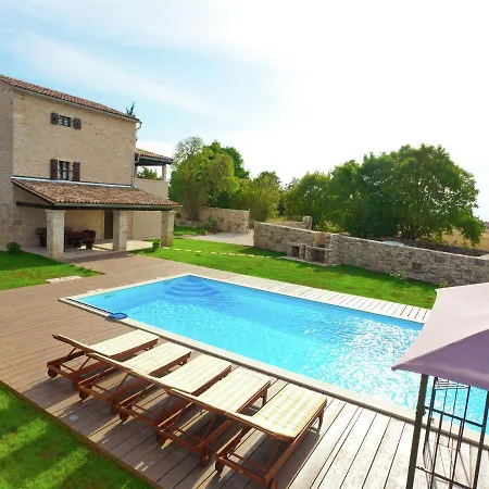 Spacious With Private Swimming Pool In Villa *