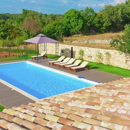 Villa Spacious With Private Swimming Pool In